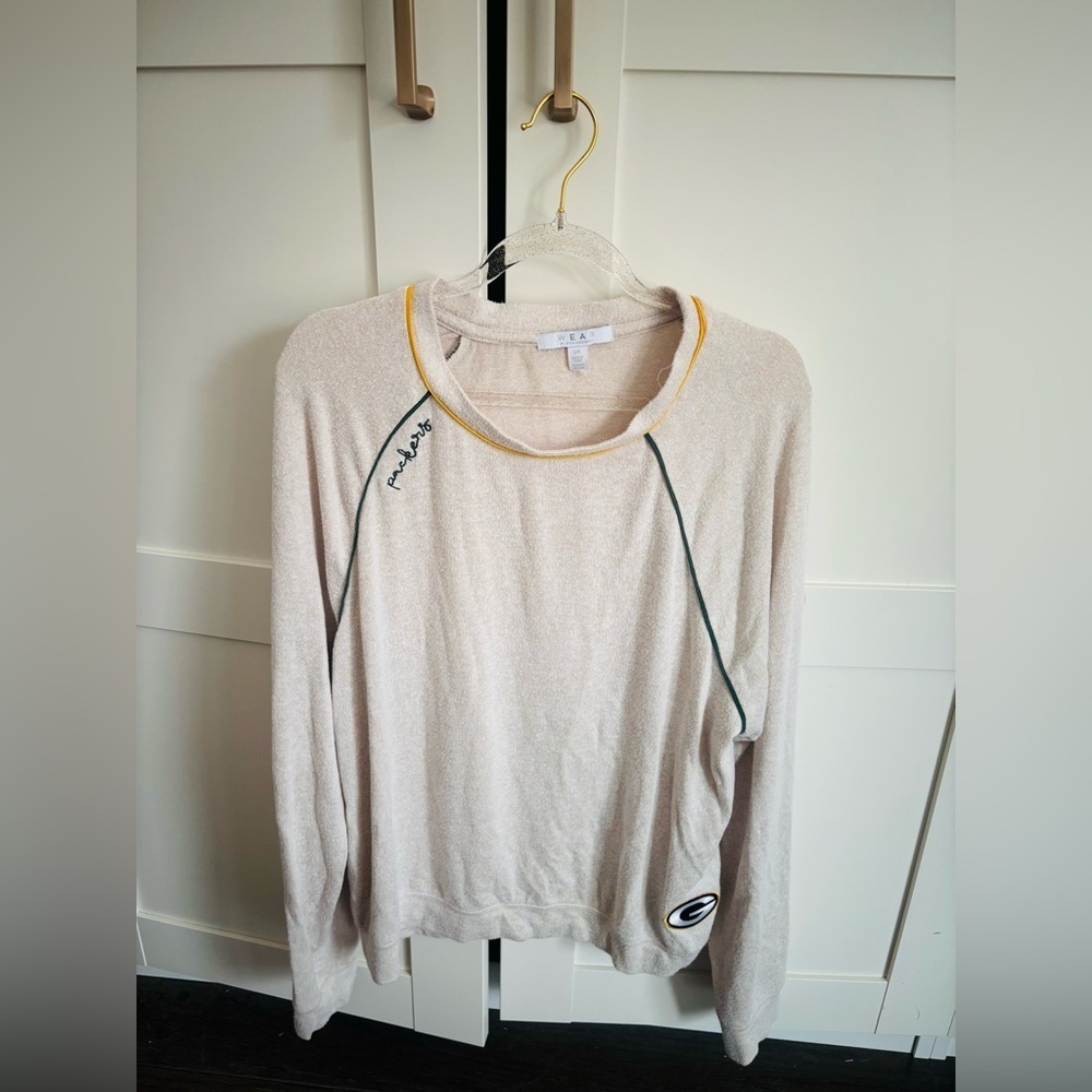 Wear by Erin Andrews Cream Long Sleeve Sweatshirt with packers Embroidery large